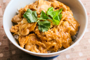 基本の親子丼の作り方｜ふわとろ食感に卵を仕上げるコツも紹介